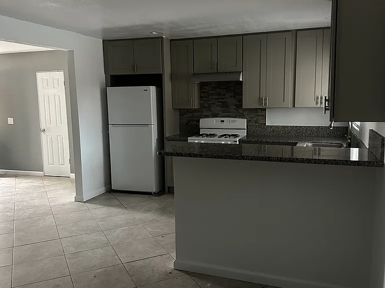 708 N Conlon Ave — Photo 3