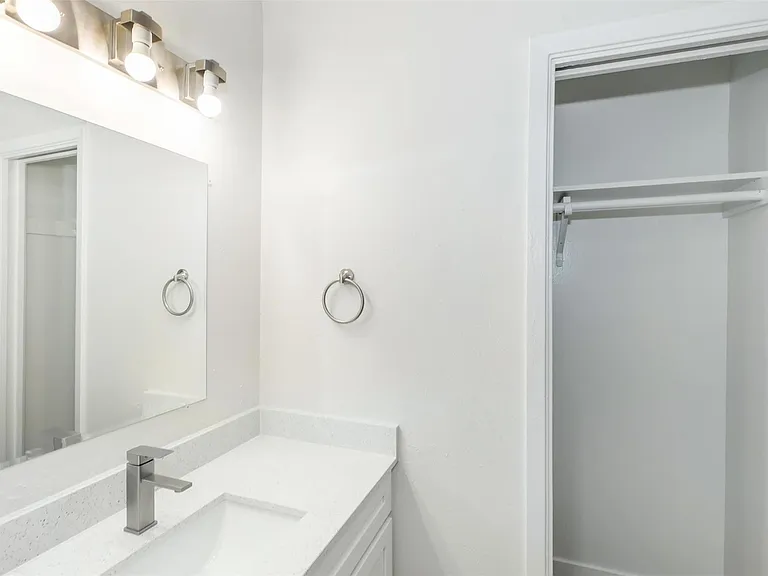 609 E 45th St #104 — Photo 11