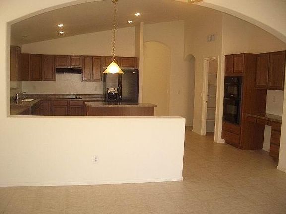 4th image of 82 W CASTLE ROCK Drive