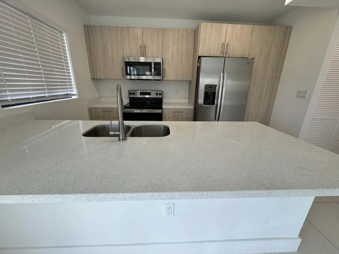 5 bed, 1902 sqft, $3,350 — Photo 2