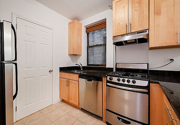 3rd image of 347 E 65th St #2R