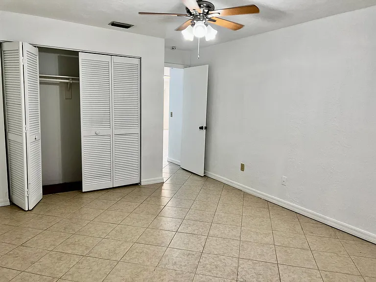1109 Flomich St — Photo 11