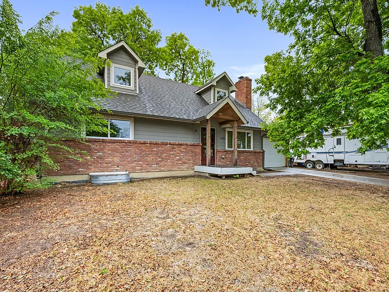 1420 S Pratt Pkwy — Photo 1