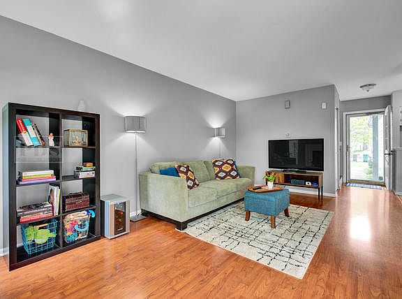 4th image of 1058 East Ave #1