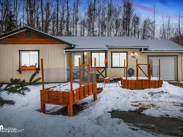 600 E Strathclyde Ln, Wasilla, AK 99654