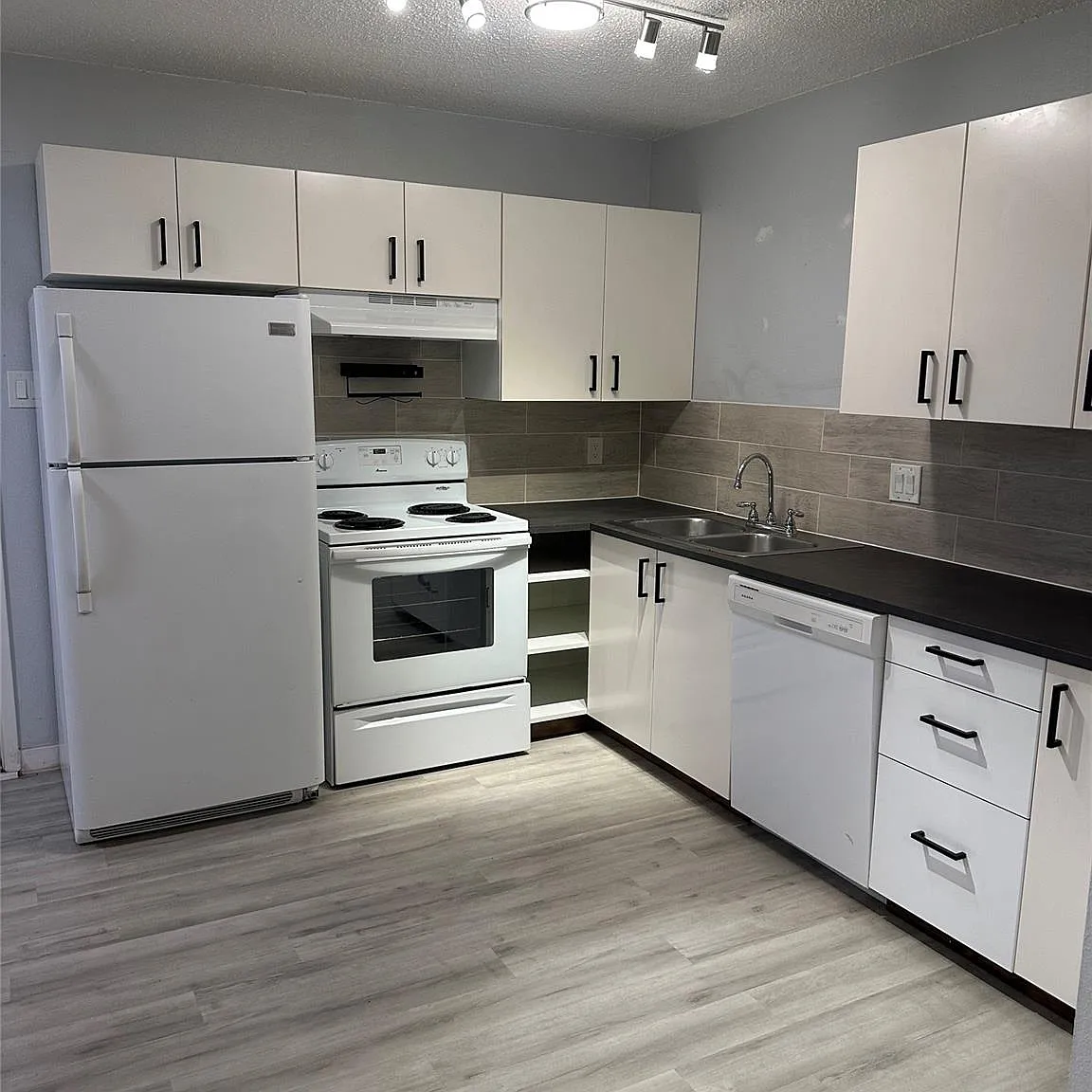 2 bed, 2.0 bath, 996 sqft, $1,700 — Photo 3