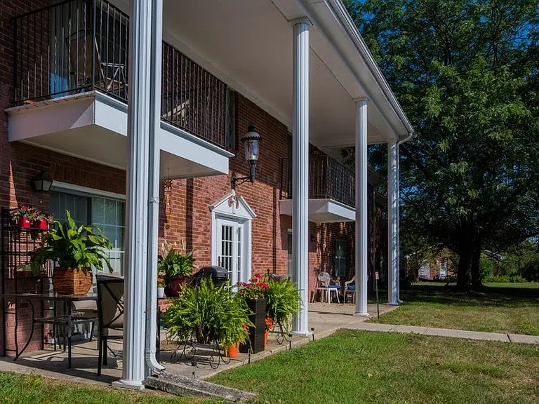 Colonial Crest Apartments — Photo 1