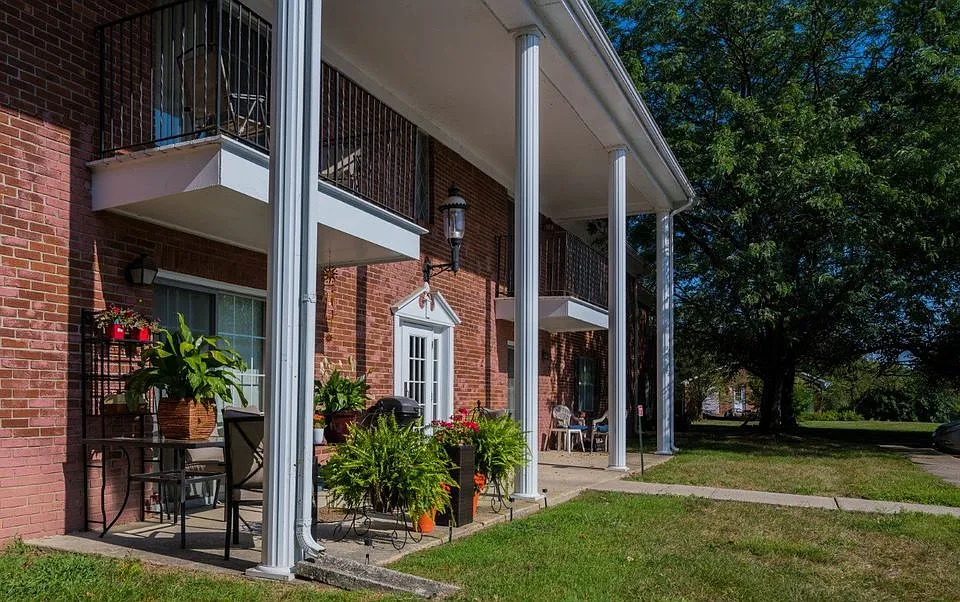 Colonial Crest Apartments