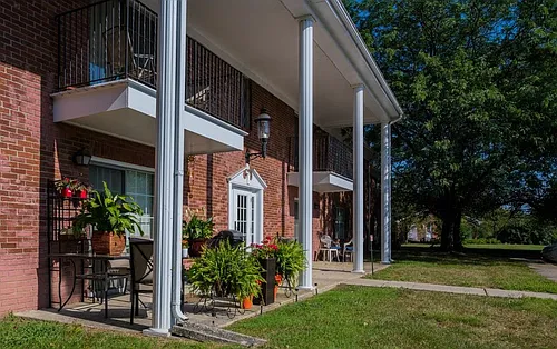 Colonial Crest Apartments Photo 1