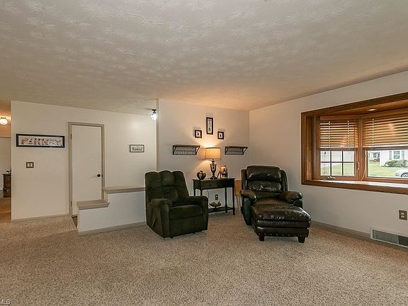 5th image of 807 Eastwood St