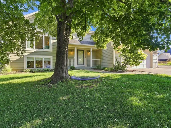 656 E 2nd St, Waconia, MN 55387