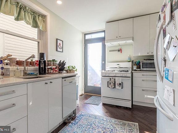 3rd image of 1138 Shackamaxon St