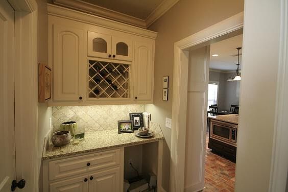 Butler's Pantry / Bar