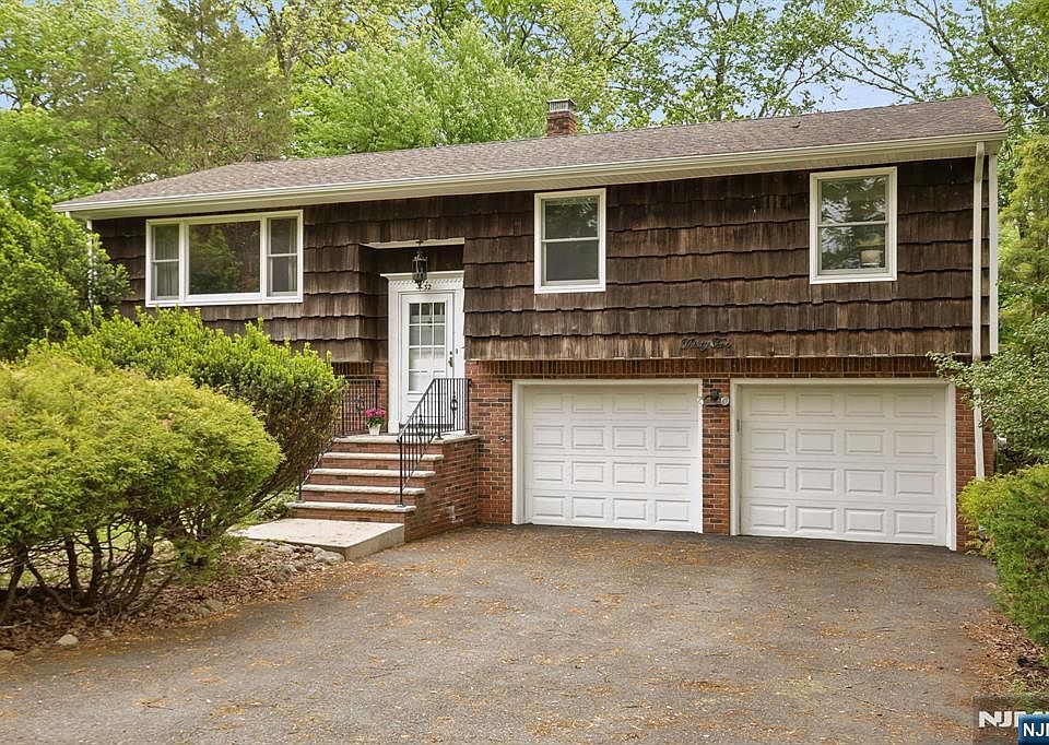 1st image of 32 Addison Pl