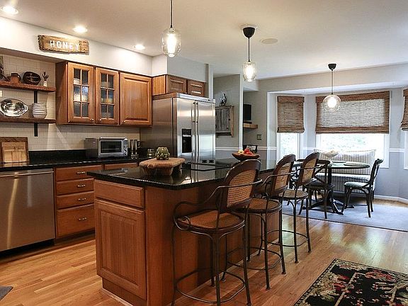 3rd image of 7119 Foxview Dr