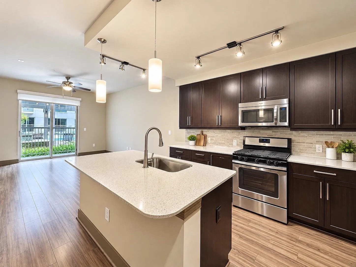 1 bed, 1.0 bath, 822 sqft, $1,758 — Photo 1