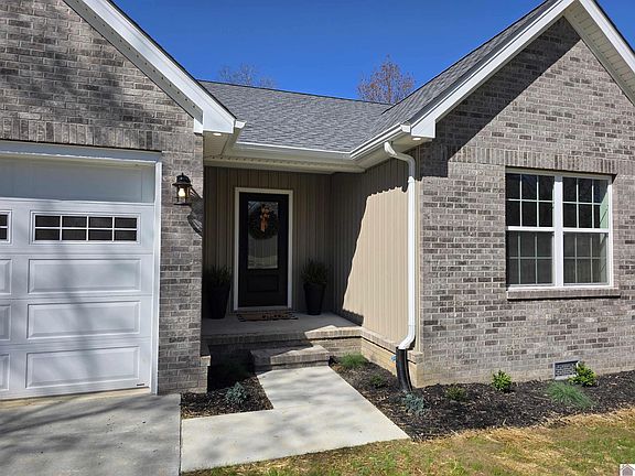 2nd image of 422 Maplewood Cir
