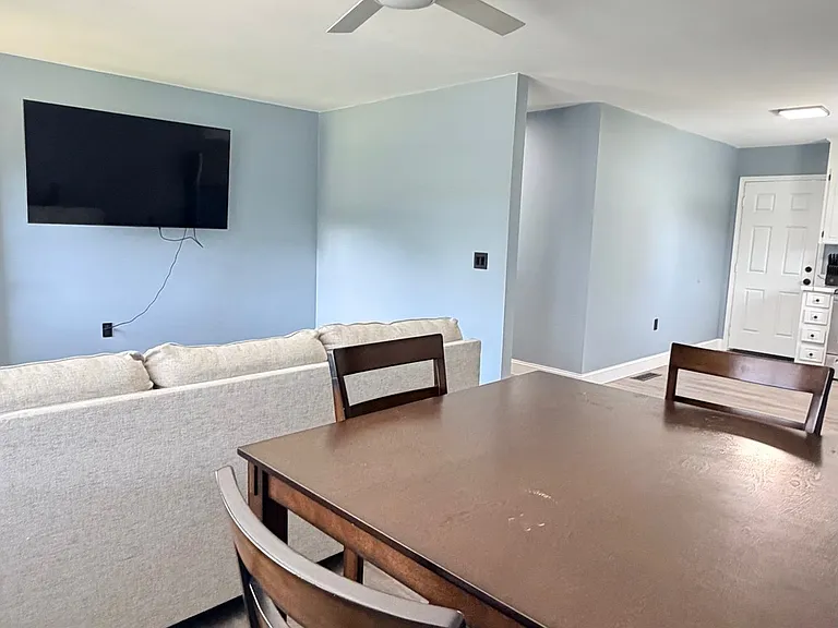 111 Hunter Dr — Photo 5