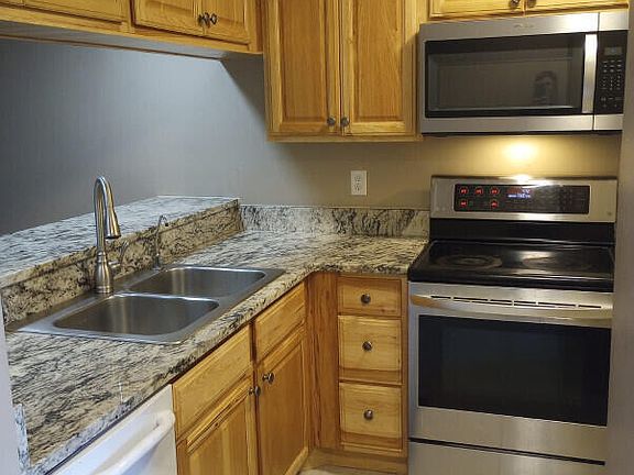 3rd image of 2997 Sir Hamilton Cir #10