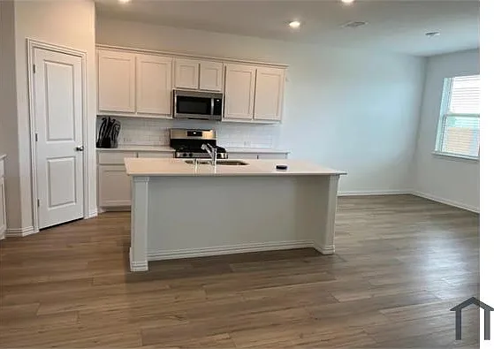 4 bed, 2000 sqft, $2,700 — Photo 1