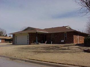 1012 Castle Dr, Weatherford, OK 73096
