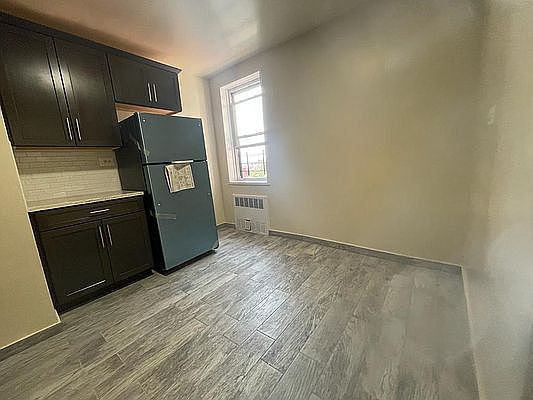 3rd image of 277 E 207th St APT 7C