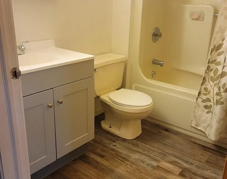 21-23 Rosemont Ct #23B — Photo 4