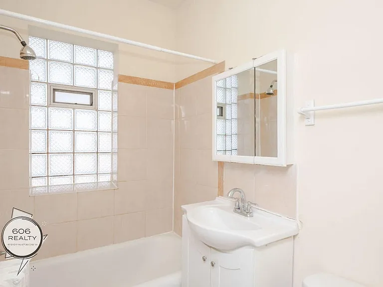 Berwyn Apartments — Photo 16