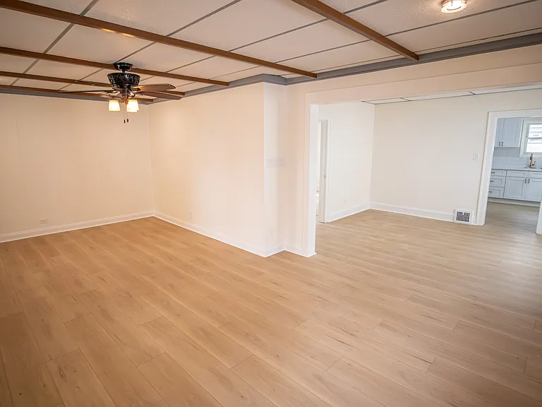 9105 Bancroft Ave — Photo 14