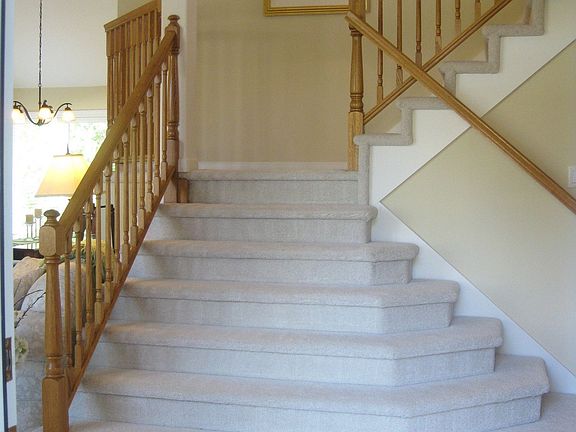 Foyer staircase