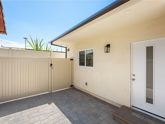3rd image of 14924 1/2 Kittridge St
