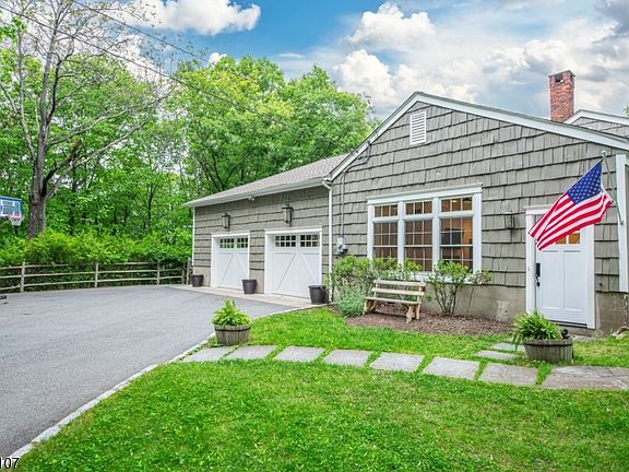 4th image of 724 Ridge Rd