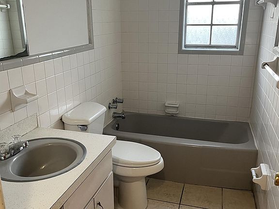 3rd image of 1070 SW McFarlane Ave #1