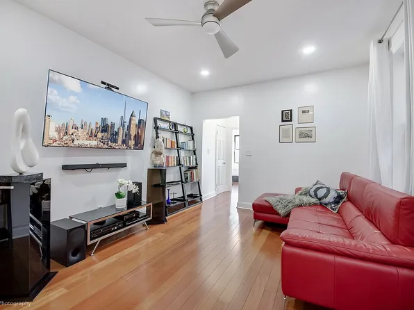 4342 45th St APT 3J, Long Island City, NY 11104