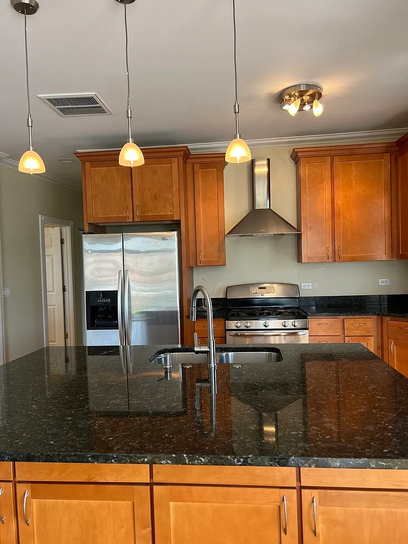 2 bed, 1022 sqft, $2,200 — Photo 2