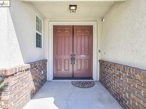3rd image of 828 Sunny Glen Ct