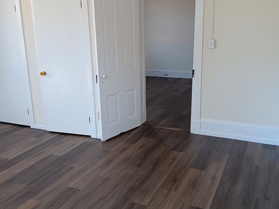 Larger bedroom, 15' x 15', with closet