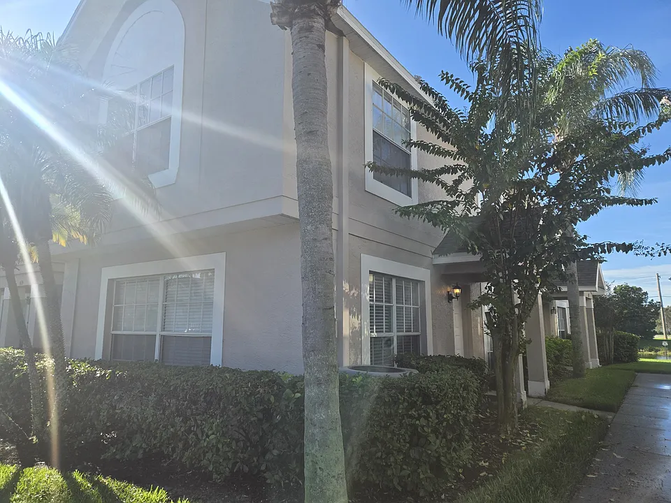 637 Kensington Lake Cir