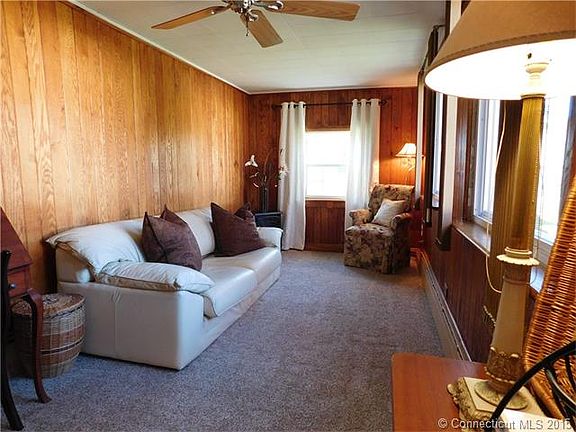 First Floor Bonus Room: de...