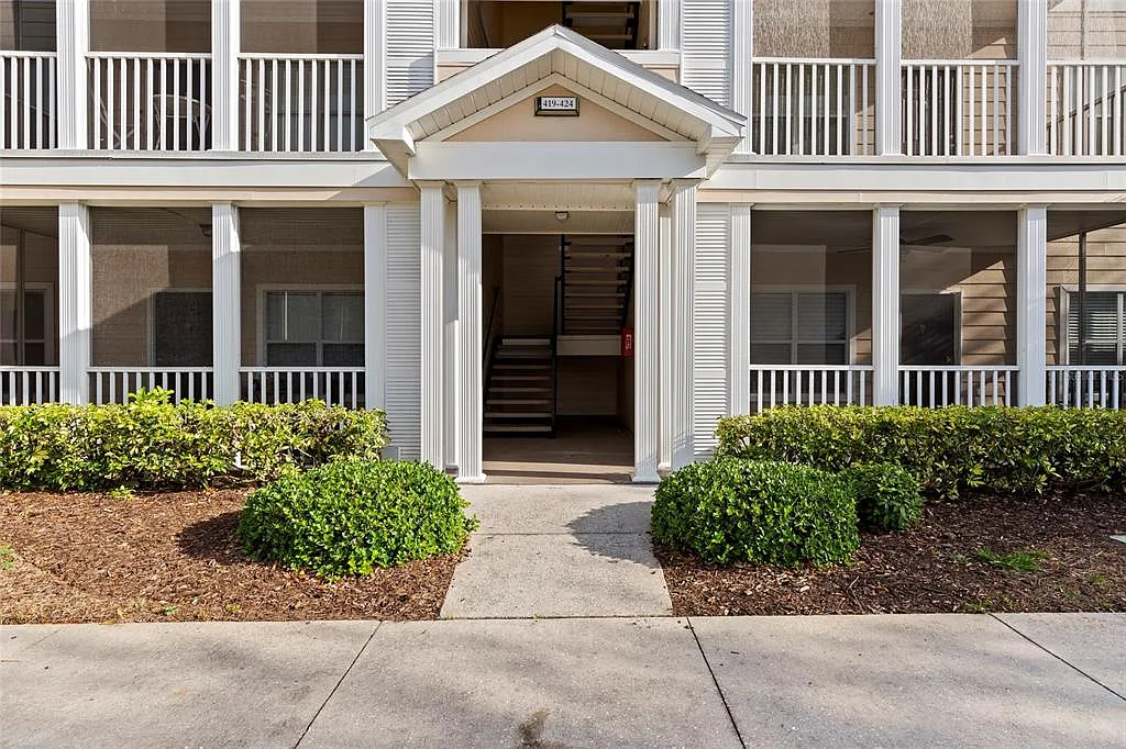 2 bed, 2.0 bath, 1048 sqft, $1,700 — Photo 2