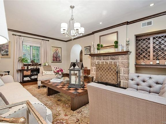 4th image of 60 Charlotte Pl