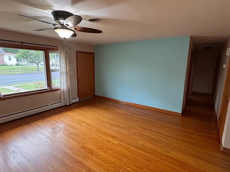 Living Room 2/2