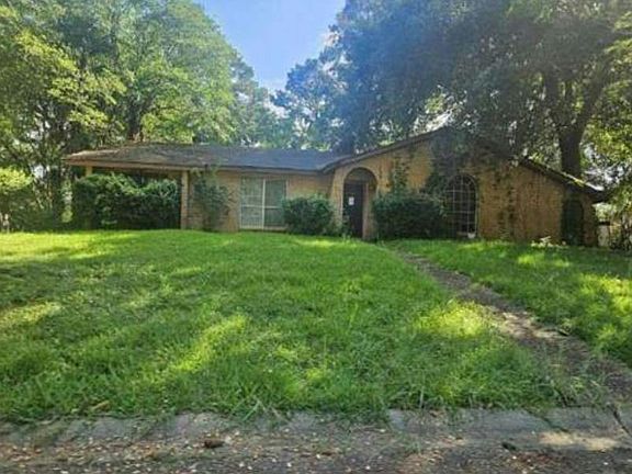 3rd image of 6019 Lake Trace Cir