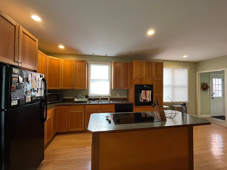 52 Maple St — Photo 3
