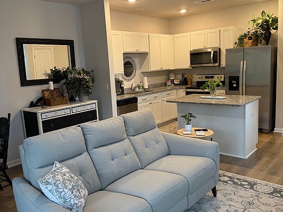 4th image of 221 Catherine Ln