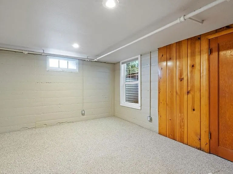 521 E Cherry St — Photo 17