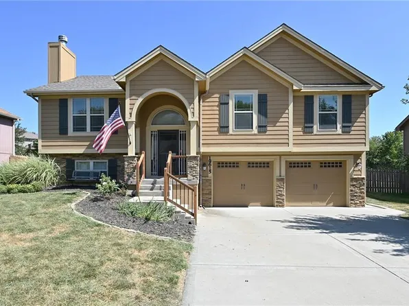 19615 Harbor Dr, Smithville, MO 64089