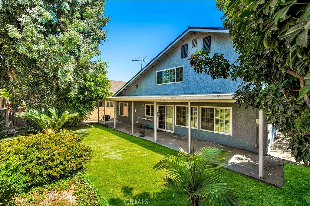 4 bed, 2304 sqft, $5,490 — Photo 3