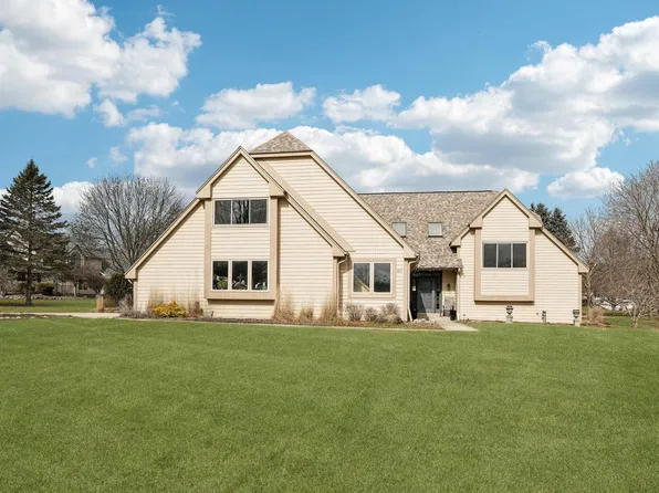 221 Crystal DRIVE, Hartland, WI 53029