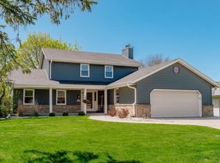 W163N10577 Ridgeview Ln, Germantown, WI 53022